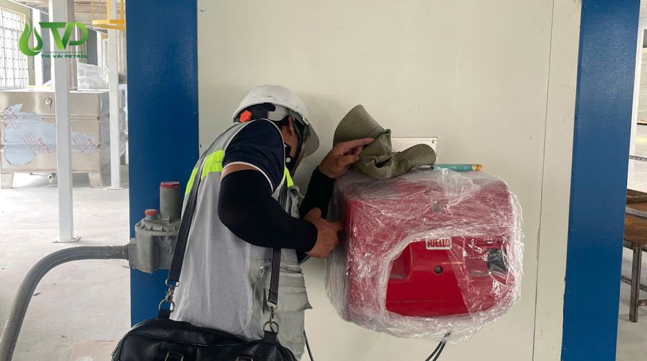 Giá Gas Công Nghiệp 2026: Cập Nhật Giá Bình 45kg Mới Nhất 2 Đội ngũ kỹ thuật kiểm tra hệ thống