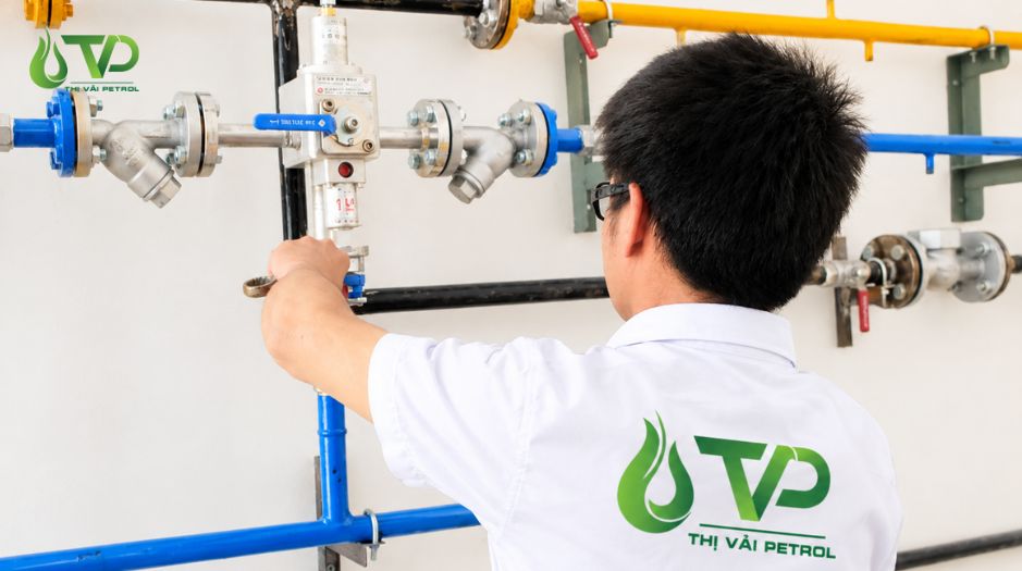 Thi công hệ thống gas công nghiệp trọn gói uy tín tại Thị Vải Petrol 4 Nhân viên Thị Vải Petrol kiểm tra hệ thống gas